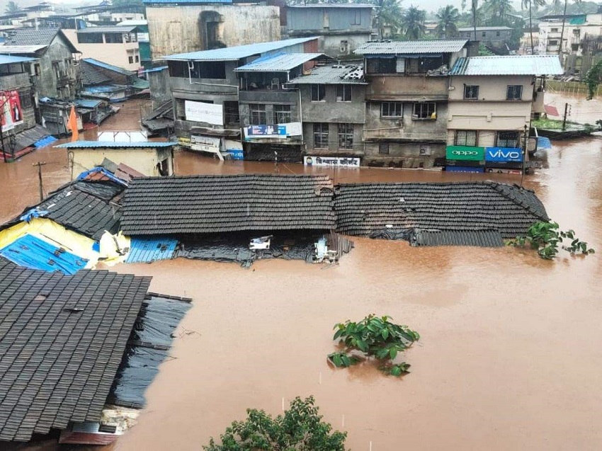 बाढ़ में डूबे कई घर