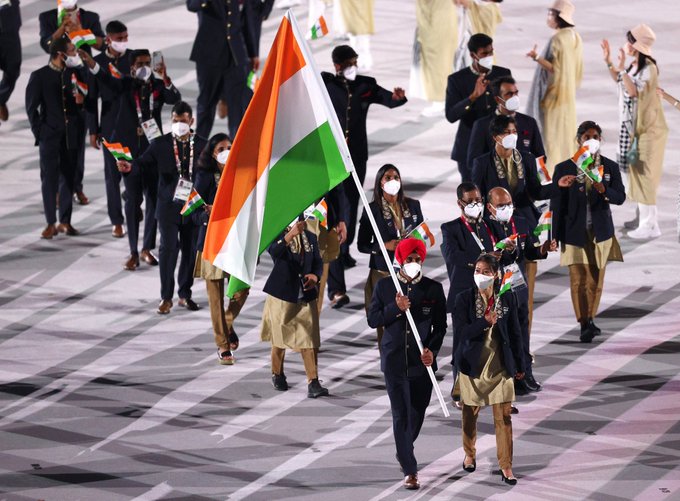 ओलंपिक में भारतीय दल की अगुवाई करते मैरीकॉम और मनप्रीत