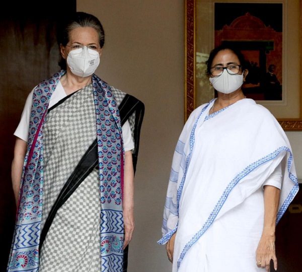 कांग्रेस अध्यक्ष सोनिया गांधी से मिलीं बंगाल की सीएम ममता बनर्जी