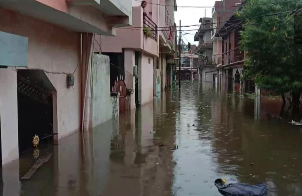 प्रयागराज में घर-घर पहुंचा बाढ़ का पानी