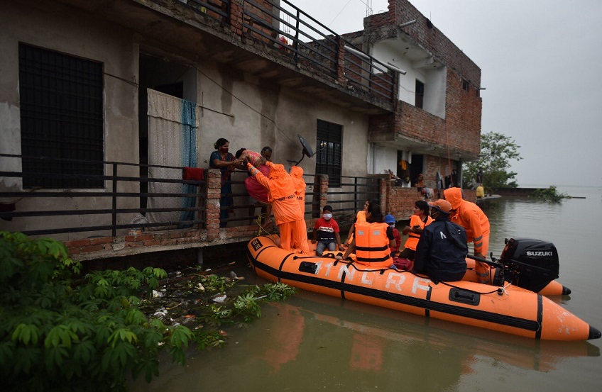 प्रयागराज में बाढ़ में फंसे लोगों को रेसक्यू करती एनडीआरएफ