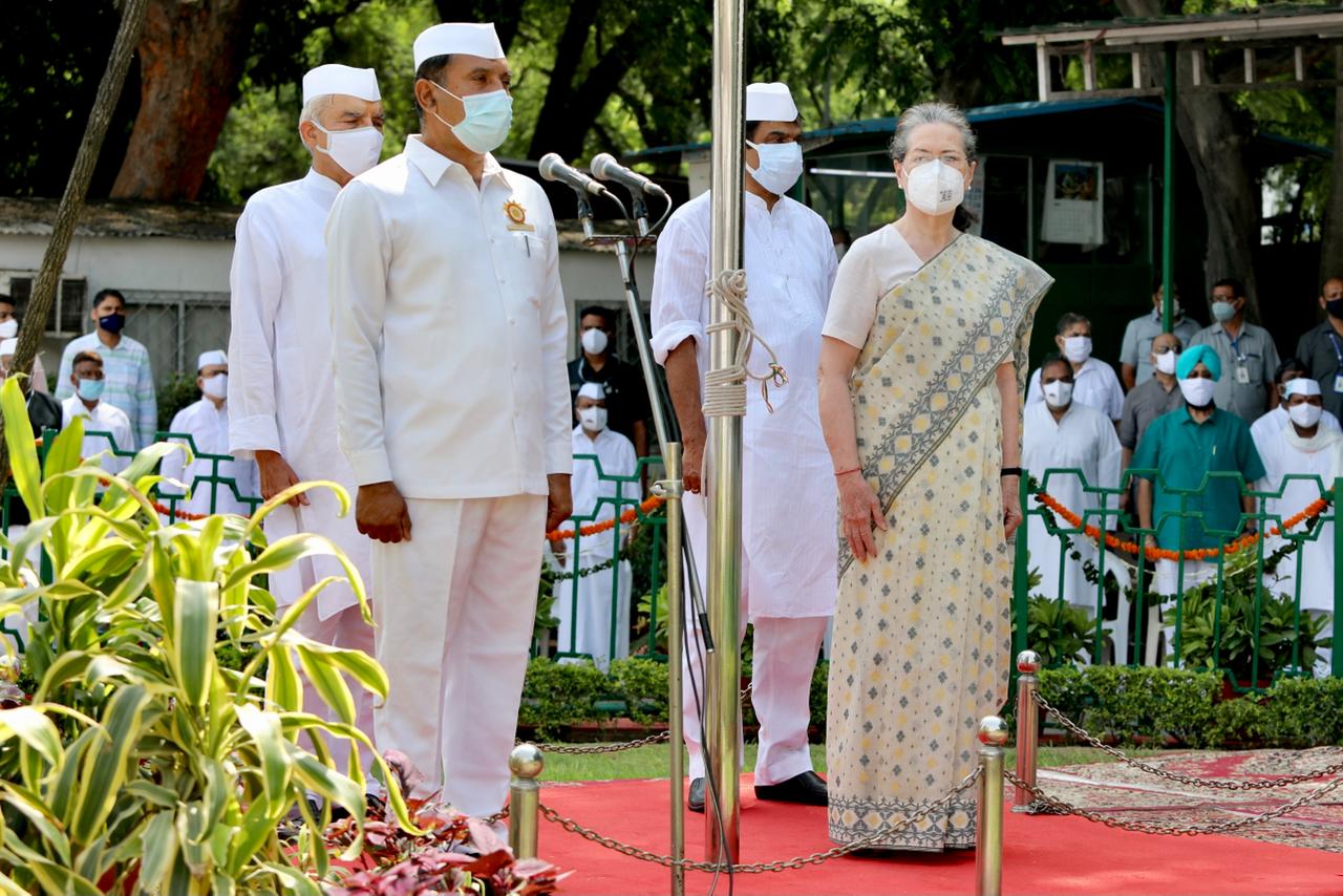 पार्टी मुख्यालय में ध्वजारोहण के मौके पर सोनिया गांधी व अन्य नेता