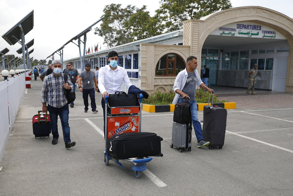 अफगानिस्तान छोड़ने के लिये काबुल एयरपोर्ट जाते लोग