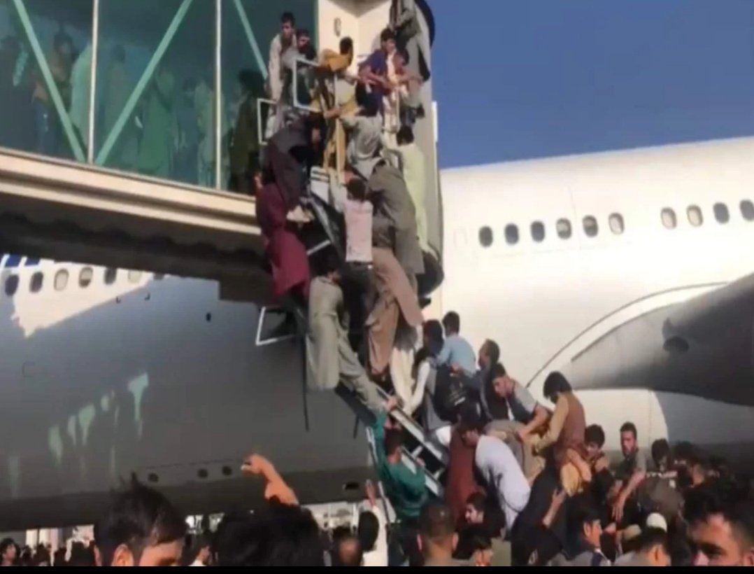 अफगानिस्तान से वतन वापसी के लिये एयरोपोर्ट पर आतुर लोग (फाइल फोटो)