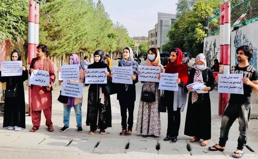 तालिबानी के खिलाफ प्रदर्शन करते अफगानी युवक-युवतियां