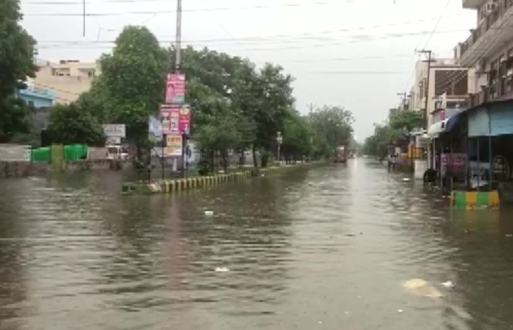 यूपी के गाजियाबाद में बारिश से लबालब सड़क