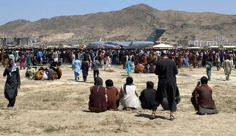 अफगानिस्तान छोड़ने के लिये काबुल एयरपोर्ट पर जमा लोगों की भीड़