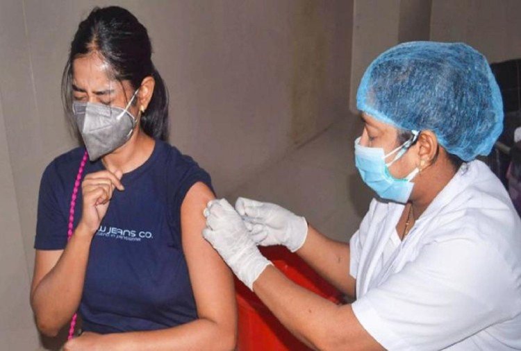 देश में कोरोना टीकाकरण अभियान भी जोरों पर (फाइल फोटो)