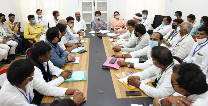 लखनऊ पार्टी कार्यालय में प्रदेश संगठन की बैठक लेतीं प्रियंका गांधी