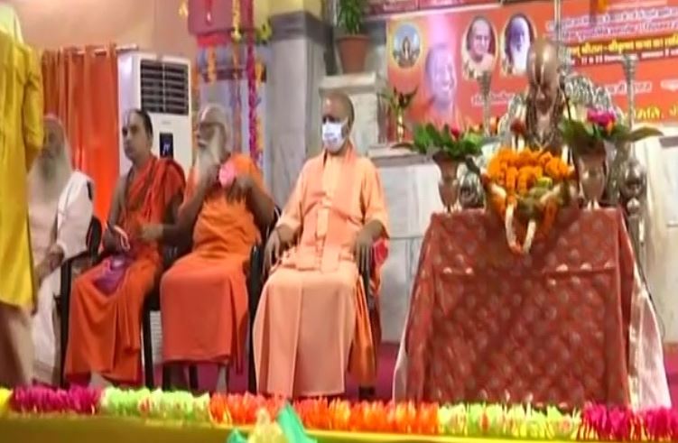 गोरखनाथ मंदिर में आयोजित कार्यक्रम में सीएम योगी