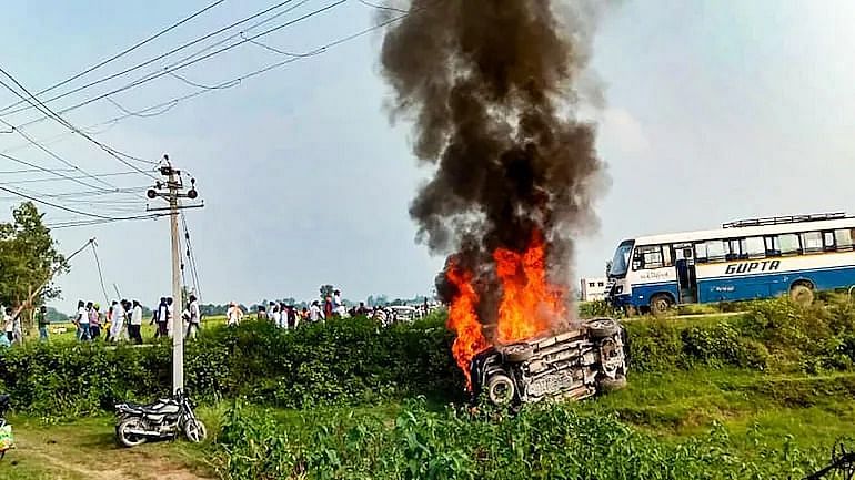 लखीमपुर खीरी हिंसा के बाद कई वाहनों में लगाई गई आग