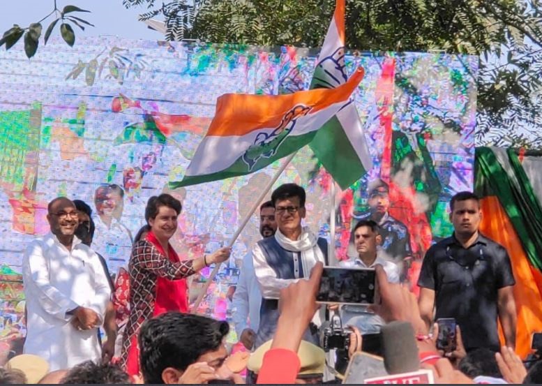 प्रतिज्ञा यात्रा को हरी झंडी दिखातीं प्रियंका गांधी
