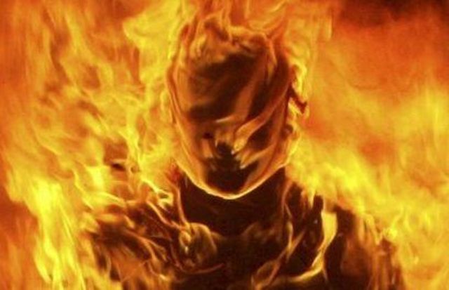 युवक को आग की लपटों में घिरा देख मचा हड़कंप (फाइल फोटो)