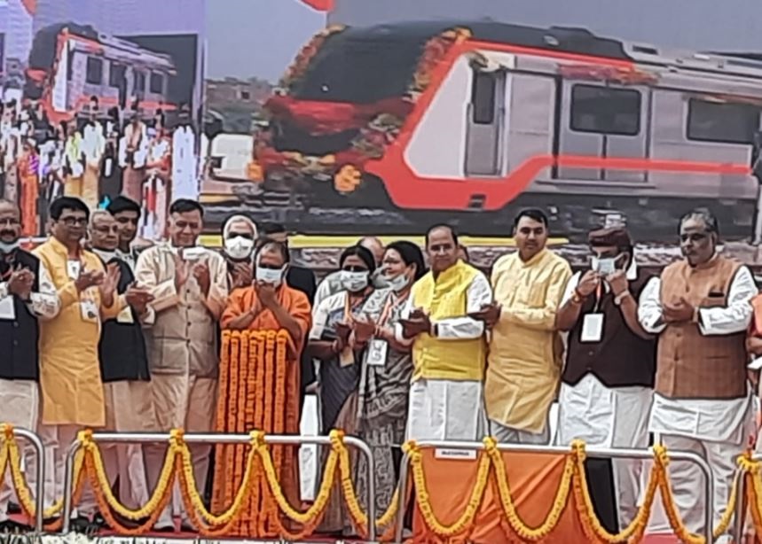 कानपुर मेट्रो के ट्रायल रन के सीएम मोदी व अन्य लोग