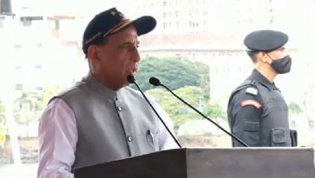 आइएनएस विशाखापत्तनम के कमिशनिंग समारोह को संबोधित करते रक्षा मंत्री राजनाथ सिंह