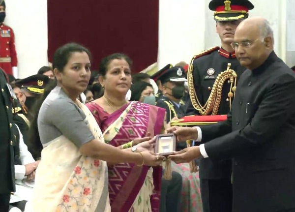 राष्ट्रपति रामनाथ कोविंद ने शहीद कर्नल संतोष बाबू की मां और पत्नी को पुरस्कार सौंपा
