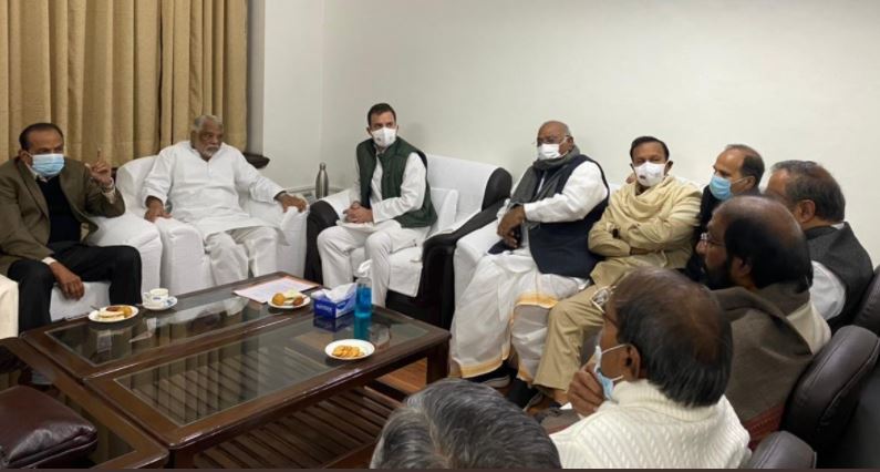 बैठक में शामिल राहुल गांधी व अन्य विपक्षी दलों के नेता