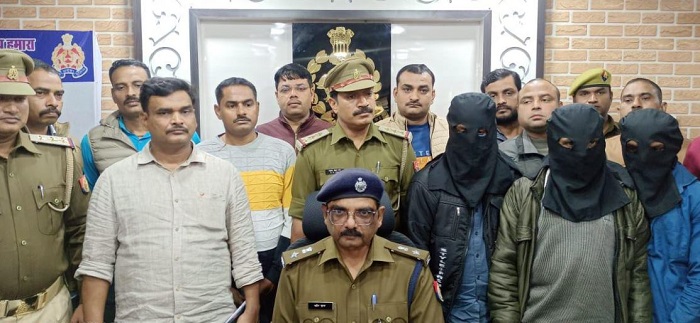 एसपी प्रदीप गुप्ता और पुलिस टीम के साथ गिरफ्तार तीन आरोपी
