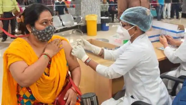 यूपी में कोरोना वैक्सीनेशन अभियान भी जोरों पर (फाइल फोटो)