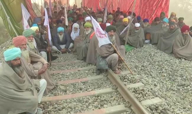 रेलवे ट्रैक पर किसानों का धरना-प्रदर्शन