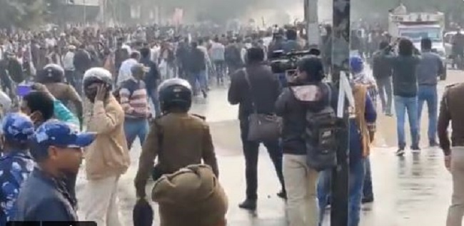 पटना में पुलिस और प्रदर्शनकारियों में भिड़ंत