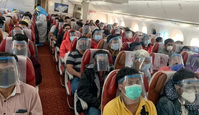 विदेश से लौटी फ्लाइट में कई यात्री कोरोना संक्रमित (फाइल फोटो)