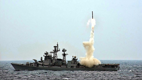 'INS विशाखापट्टनम' से ब्रह्मोस मिसाइल का सफल परीक्षण