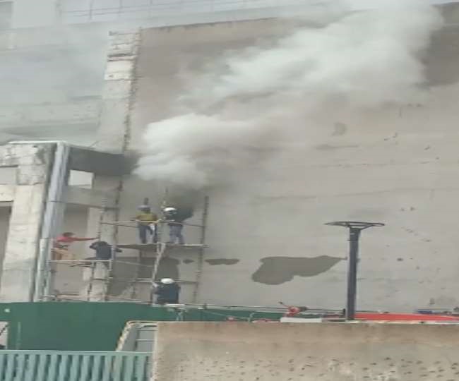 ग्रेटर नोएडा के गौर सिटी माल में लगी आग