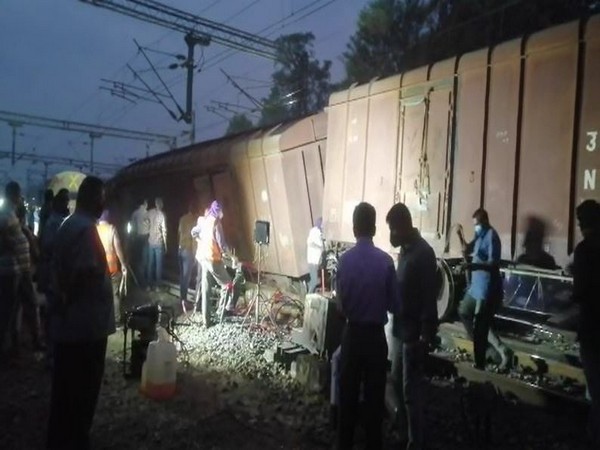 केरल में रेलवे स्टेशन पर पटरी से उतरी मालगाड़ी