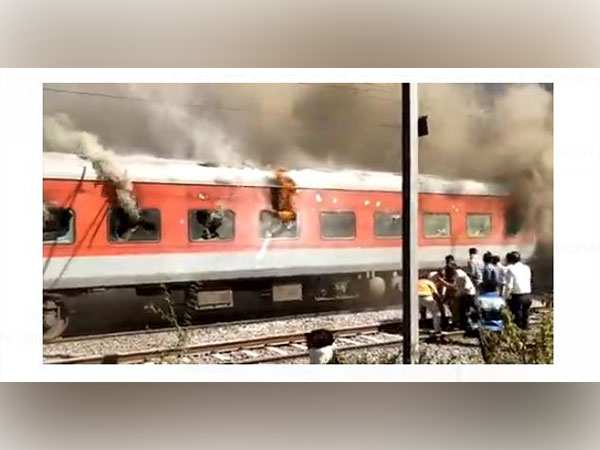गांधीधाम-पुरी एक्सप्रेस ट्रेन की पेंट्री कार में लगी भीषण आग