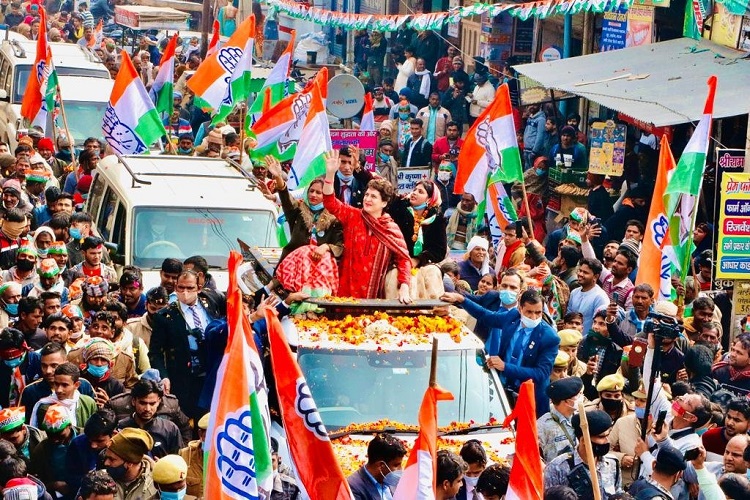शनिवार को कांग्रेस के लिये अलीगढ़ में चुनाव प्रचार करतीं प्रियंका गांधी