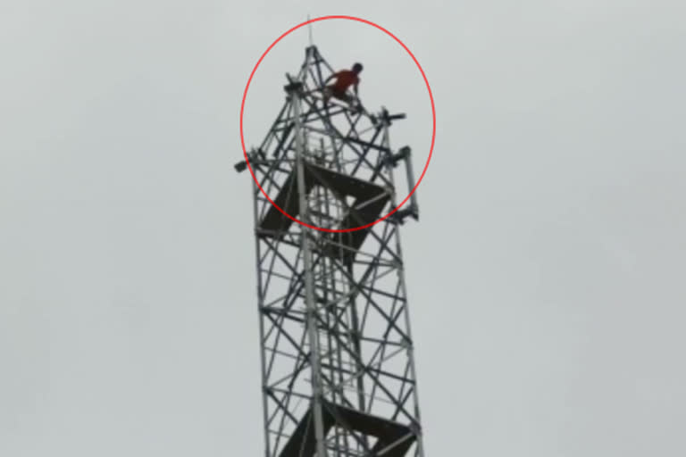 मोबाइल टावर पर चढ़ा नाराज शख्स (फाइल फोटो)