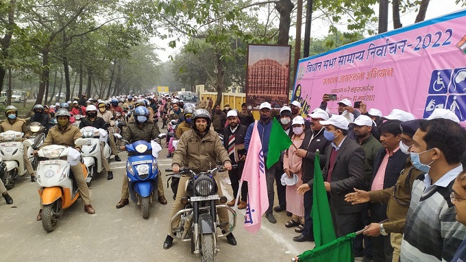 मतदाताओं को जागरूक करने के लिए महिलाओं ने निकाली पिंक रैली      Maharajganj: To make voters aware, women took out a pink rally