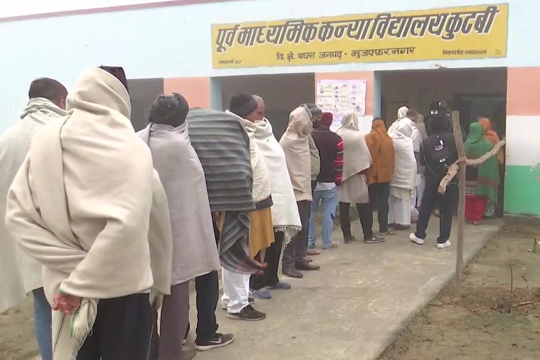 मुजफ्फरनगर में वोटिंग के लिये लाइन में खड़े मतदाता