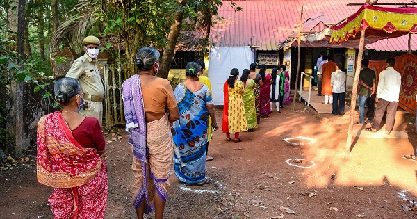 उत्तरी गोवा जिले के थिविम में वोटिंग का लाइन में खड़े मतदाता