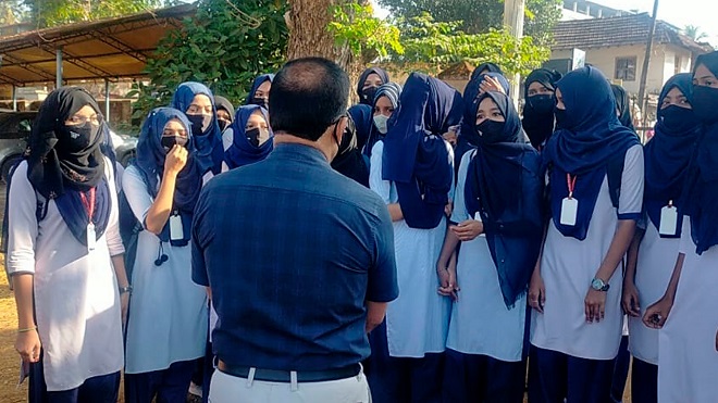 स्कूल के बाहर शिक्षक और अभिभावक के बीच हिजाब को लेकर छिड़ी बहस (फाइल फोटो)