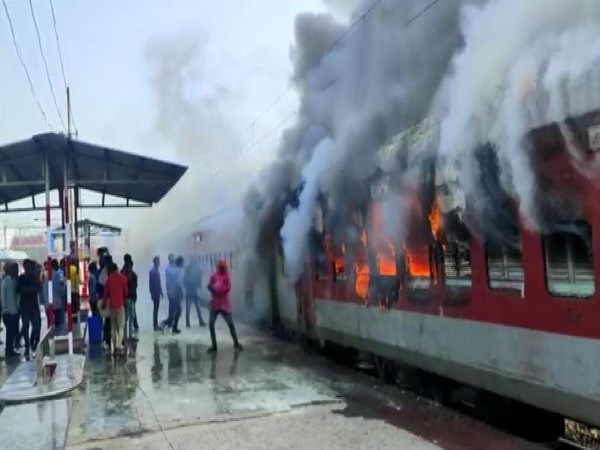 मधुबनी रेलवे स्टेशन पर खड़ी ट्रेन में लगी भीषण आग