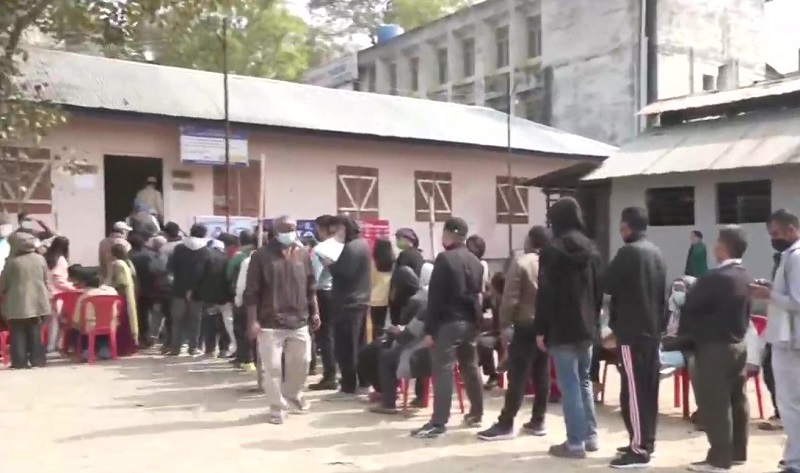 मणिपुर में वोटिंग के लिये कतार में खड़े मतदाता