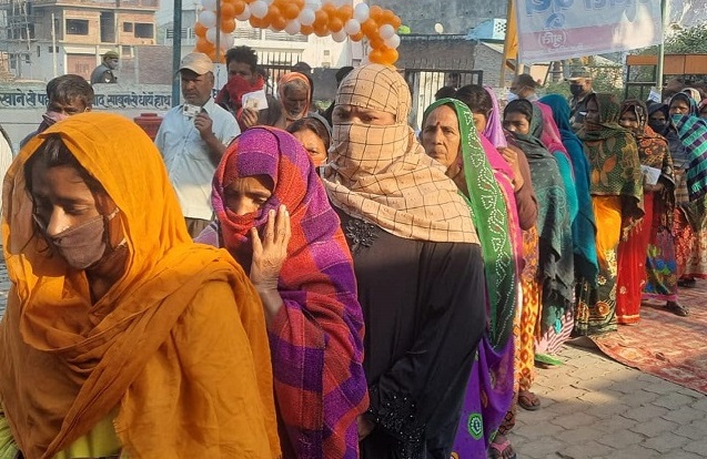 बलरामपुर में वोटिंग के लिए कतार में खड़े मतदाता