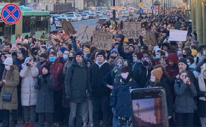 सेंट पीटर्सबर्ग में रूस-यूक्रेन युद्ध के खिलाफ प्रदर्शन करते लोग