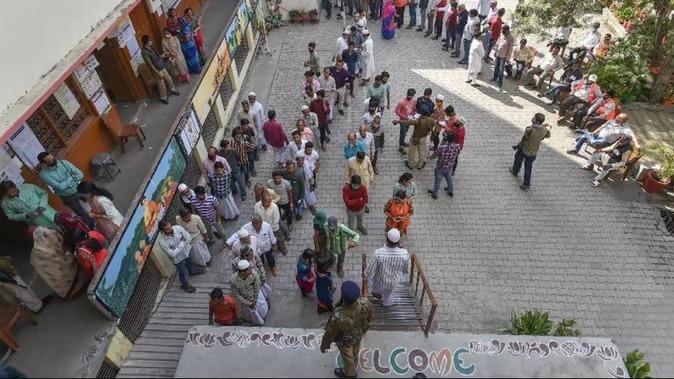 वाराणसी में मतदान के लिए लाइन में खड़े वोटर्स