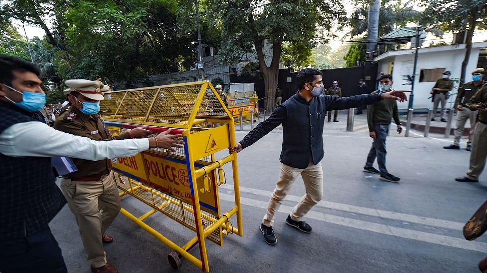 सुरक्षा के बीच दिल्ली सीएम केजरीवाल के घर पर हमला (फाइल फोटो)