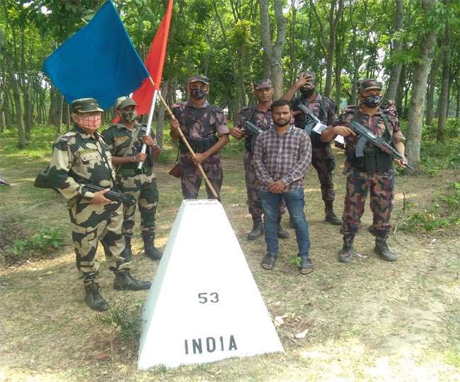 BSF के गिरफ्त में बाग्लादेशी घुसपैठ