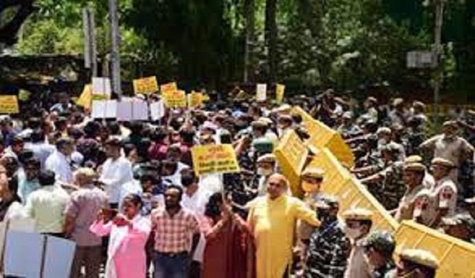 भाजपा कार्यालय पर आम आदमी पार्टी  के कार्यकर्ताओं का विरोध-प्रदर्शन
