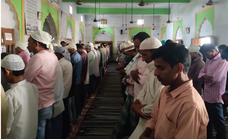 मस्जिद में जुमे नमाज पढते लोग