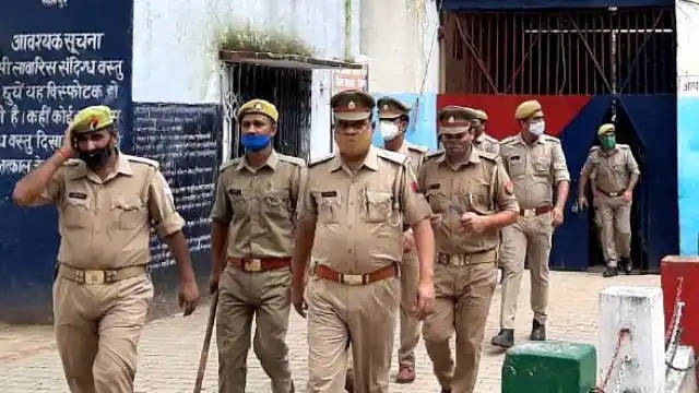 सीतापुर जेल में बंद आजम खान की बैरक पर पुलिस की छापेमारी (फाइल फोटो)