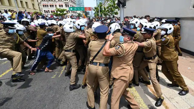 प्रदर्शनकारियों को हटाती श्रीलंका पुलिस
