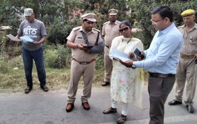 वाहनों की जांच करती RTO गोरखपुर अनिता सिंह