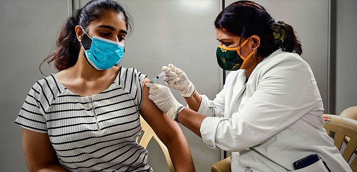 देश में कोरोना टीकाकरण अभियान जारी (फाइल फोटो)