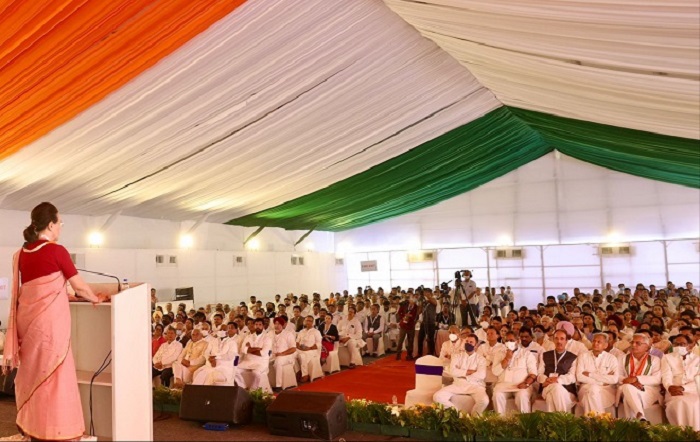 उदयपुर में कांग्रेस के चिंतन शिविर को संबोधित करतीं सोनिया गांधी